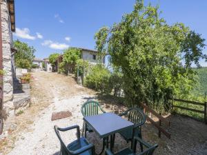Quiet holiday home in Sellano with swimming pool a few kilometers from Rasiglia