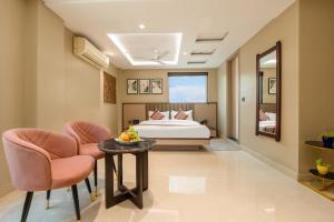 The PratiQ Luxe - Paschim Vihar
