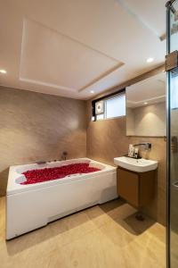 The PratiQ Luxe - Paschim Vihar