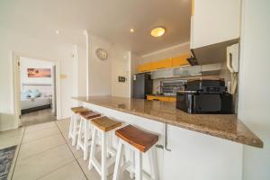 Elegant 2 Bedroom Apartment 150m from Beach - 2 Palms