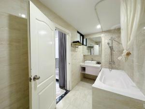 Hanoi Home 7 - A spacious, bright one-bedroom apartment