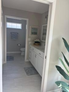 The Golden Palm Mins to Eastport Square and Middleton With Electric Golfcart