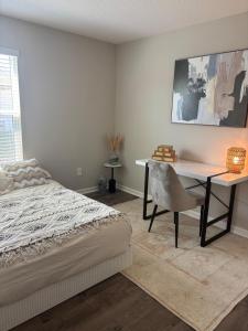 The Golden Palm Mins to Eastport Square and Middleton With Electric Golfcart