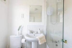 Fabulous 1 Bed Harbour-side Apartment with Balcony