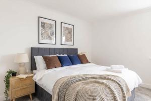 Fabulous 1 Bed Harbour-side Apartment with Balcony