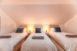 Clock Tower Cottage by Ashgrove Leisure