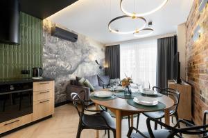 Floral Apartment Długie Ogrody in Gdańsk with Air Conditioning by Noclegi Renters