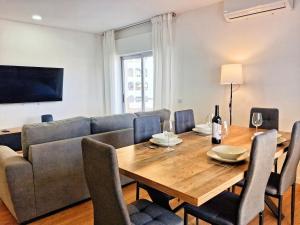 Large 2 bedroom flat with swimming pool and air-conditioning