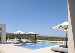 Caelum Villa with Heated Pool, By Hellocrete