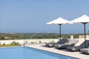 Caelum Villa with Heated Pool, By Hellocrete