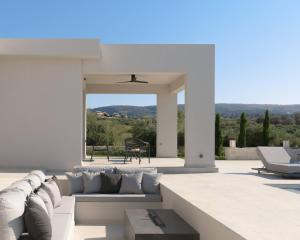 Caelum Villa with Heated Pool, By Hellocrete