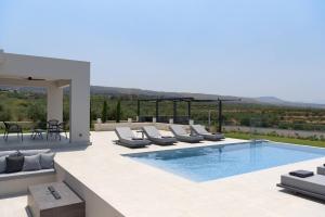 Caelum Villa with Heated Pool, By Hellocrete
