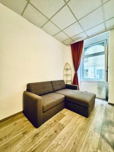 Modern 2BR Apt for 5 people with the city center