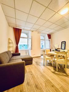 Modern 2BR Apt for 5 people with the city center