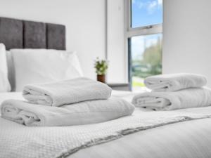 Modern 2 Bed City Centre Apartment Gated Community Free Secure Parking