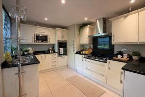 Spacious 3-bed in Dulwich with parking