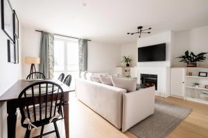 Black Sheep Apartment with Balcony and Free Parking in City Center
