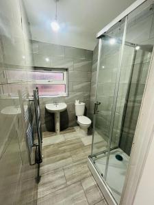 Modern Rooms Near Railway Station and Football ground Self Check-in Fast WiFi Free Parking on street