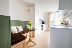 Black Sheep Apartment with Balcony and Free Parking in City Center