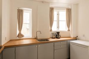 Central 2BR Apartment Sleeps 7