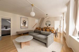 Central 2BR Apartment Sleeps 7