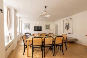 Central 2BR Apartment Sleeps 7