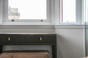 2 Bed Penthouse Apartment with Free Parking - 200m to Beach - 5 Mins From Town Centre - Ideal For Contractors