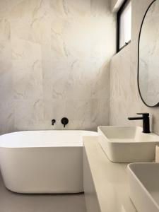 Galaxy Homes - City & Coast Luxury Retreat