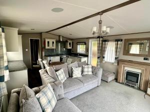 Davies Caravans on Oakdene Forest Park 3 bedroom holiday lodge home - entertainment passes included