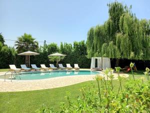 Villa Black White Dassia