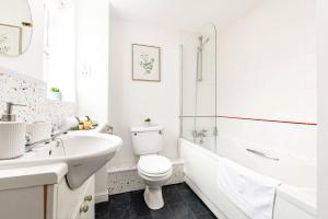 NEW Comfy 2Bed-2Bath-Flat-Parking-By FabAccommodation