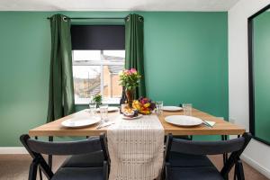 NEW Comfy 2Bed-2Bath-Flat-Parking-By FabAccommodation