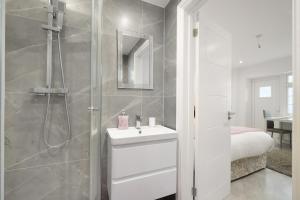 Uxbridge Studio – Private Driveway Parking