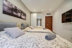 Two Bed Central St Julians With Sea Views Near Paceville