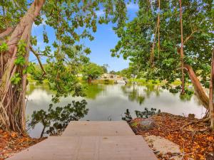 Lakefront Villa with Heated Pool Kayaks and Outdoor Fun