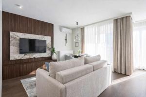 Chmielna Duo Luxury Apartment with Parking & Balcony, Warsaw City Centre by Renters Prestige