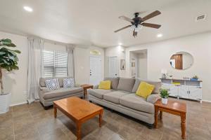 NEW Killeen 8-10 Bd sleeps max 10 ppl 5 min to Fort Hood Families Groups Pets Ok - Professionally Managed by Stay Albatross