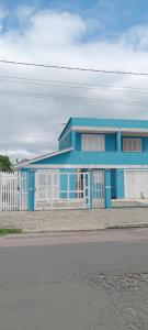 quarto azul com piscina