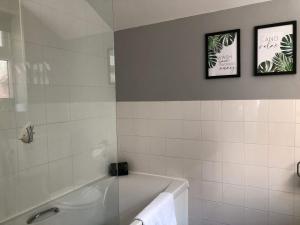 Sleeps 5 Fast WiFi Free Parking Long-Term Available