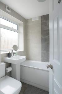 Modern 3BR Home in Coventry Garden & Parking