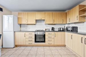 4BR Family Home Sleeps 7 Free Parking Garden Retreat