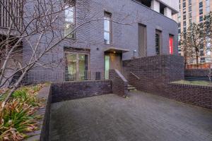 Bright Modern Townhouse with Free Parking