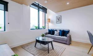 Modern Spacious Apartment Sleeps 5 Free High-Speed Wi-Fi