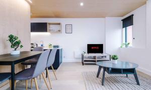 Modern Spacious Apartment Sleeps 5 Free High-Speed Wi-Fi