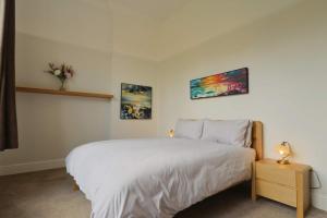 Three bedroom Flat in Eaton Crescent