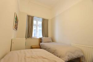 Three bedroom Flat in Eaton Crescent