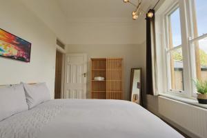 Three bedroom Flat in Eaton Crescent