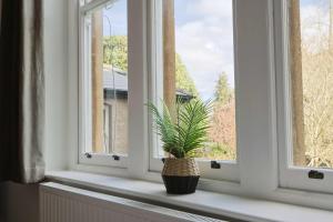 Three bedroom Flat in Eaton Crescent