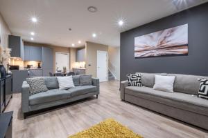 Bright Modern Townhouse with Free Parking