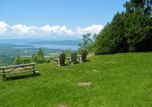 Private 5-Acre Escape - Pool, Lake & Gardens